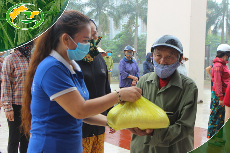 phát gạo từ thiện